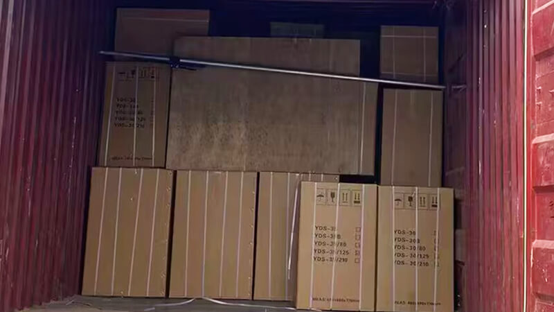 30升35升液氮罐出口裝車，發(fā)往新加坡